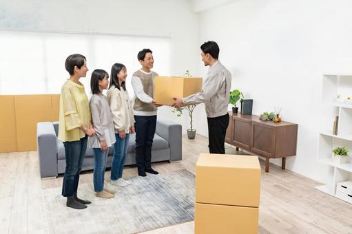 引越し業者と家族 引越し業者と家族 引っ越し,スタッフ,荷造りの写真素材
