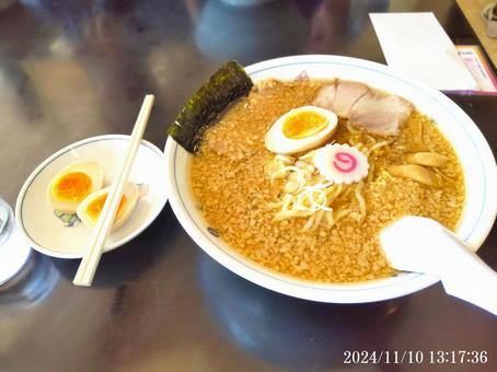背脂チャッチャ系ラーメン 背脂チャッチャ系ラーメンの写真