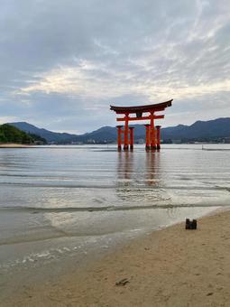 広島 宮島 嚴島神社 曇り 縦 厳島神社,宮島,広島の写真素材