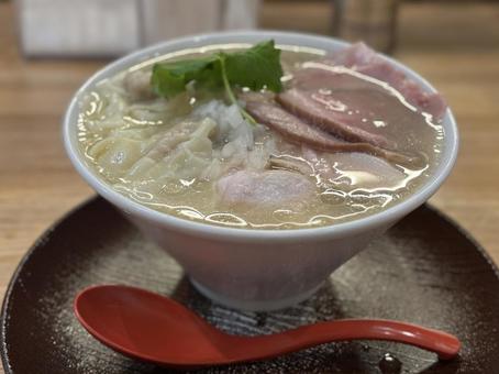 美味しそうな塩ラーメン 美味しそうな塩ラーメンの写真