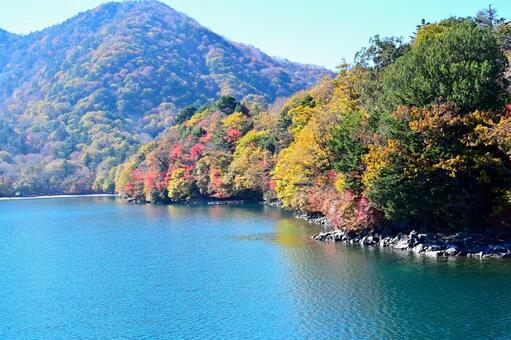 奥日光の紅葉（中禅寺湖、男体山） 紅葉,秋,風景の写真素材