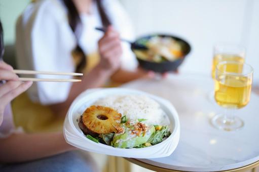 料理を前に談笑する二人 食事,食べ物,お弁当の写真素材