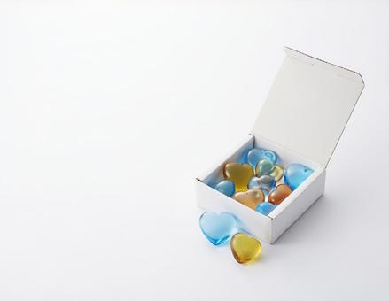 白い箱に入ったガラス製のハート 箱,ハート,たくさんの写真素材