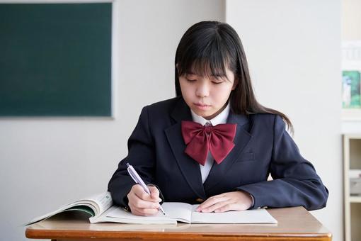 Japanese junior high school girls taking classes seriously in the classroom, estudantes ginasiais, mulher, japonês, JPG