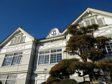 明治の洋風建築と緑 (旧遷喬尋常小学校) 明治の洋風建築と緑 (旧遷喬尋常小学校) 真庭市,岡山県,校舎の写真素材