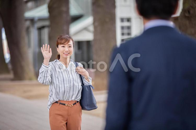 カジュアルビジネスの会社員 おはよう,挨拶,こんにちはの写真素材