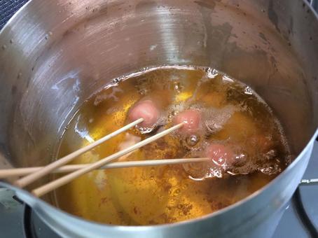 フライヤーで串刺しウィンナーを揚げる フライヤーで串刺しウィンナーを揚げる フライ,油,フライヤーの写真素材