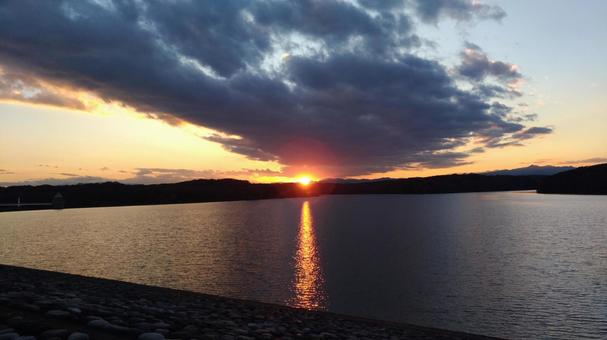 狭山湖の夕日の写真