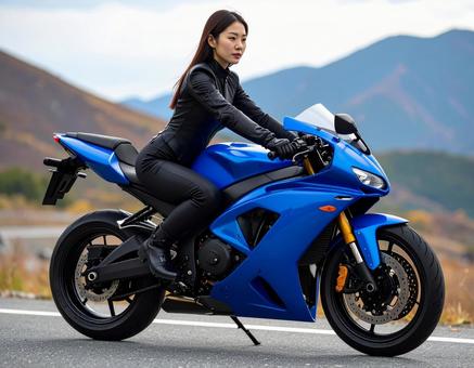 かっこいいバイクに跨る女性 かっこいいバイクに跨る女性の写真