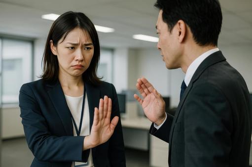 セクハラを拒絶する女性 セクハラを拒絶する女性の写真