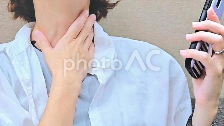 首を押さえている女性 更年期障害,首,喉の写真素材
