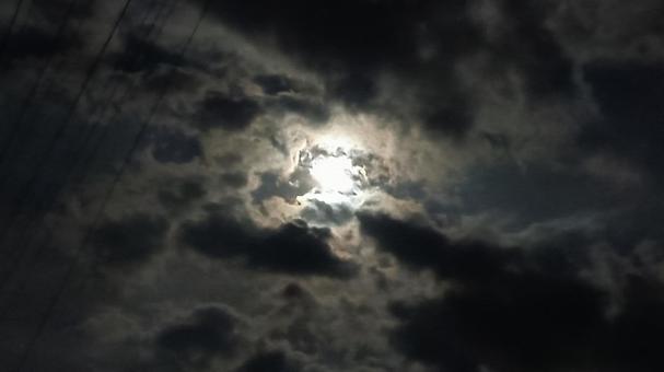 せっかくの月が雲に隠れてしまいました せっかくの月が雲に隠れてしまいましたの写真
