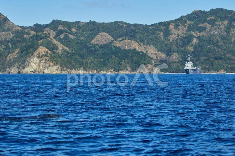 ザトウクジラと軍艦 海,自然,空の写真素材