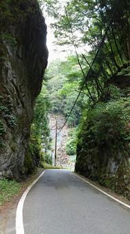 山あいの狭い道 山あいの狭い道の写真