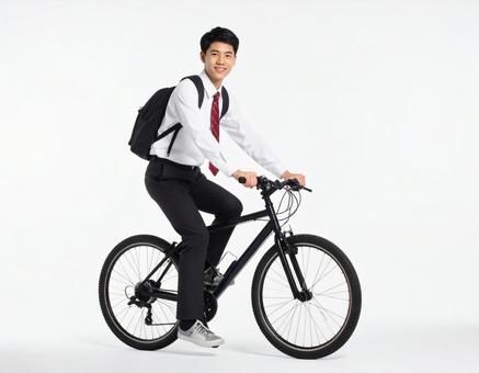 自転車通学をする男子高校生のイメージ 自転車通学をする男子高校生のイメージの写真