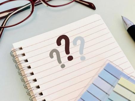 わからないことをノートに書き出す わからないことをノートに書き出す はてな,ノート,クエスチョンマークの写真素材