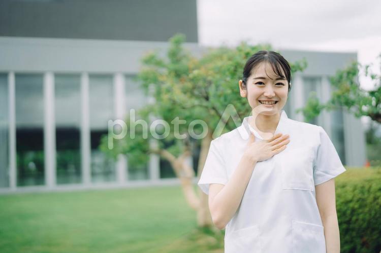 白衣を着た女性 看護士,看護師,介護士の写真素材