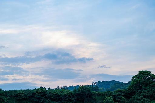 夏の青空と白い雲 夏の青空と白い雲の写真