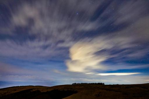高原の星空と流れる雲の風景 高原の星空と流れる雲の風景の写真