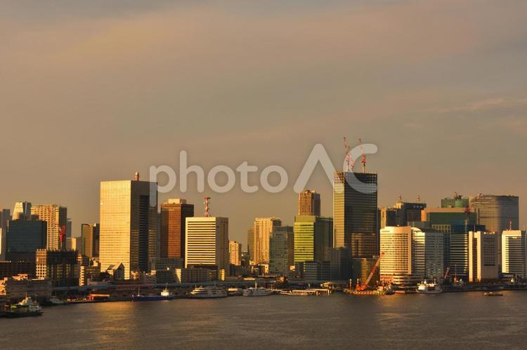 ビルと海と夕焼け空 大都会の夕焼け,ビル群の夕焼け,イメージの写真素材