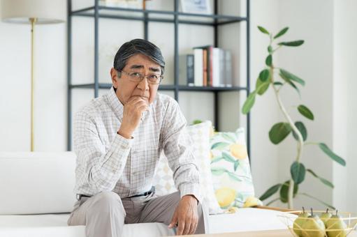 リビングで悩むシニアの男性 リビングで悩むシニアの男性 悩む,シニア,男性の写真素材