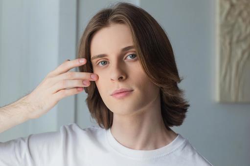 目元を触る男性 男性,外国人,欧米人の写真素材