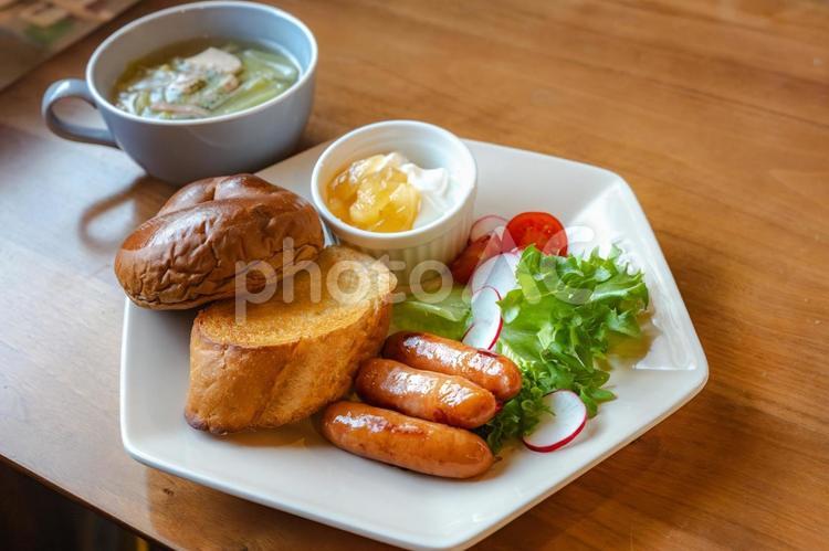 洋風朝食プレートと温かいスープのセット 朝食,ブレックファスト,洋食の写真素材