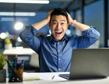 AIの成果に驚くビジネスパーソン AIの成果に驚くビジネスパーソンの写真