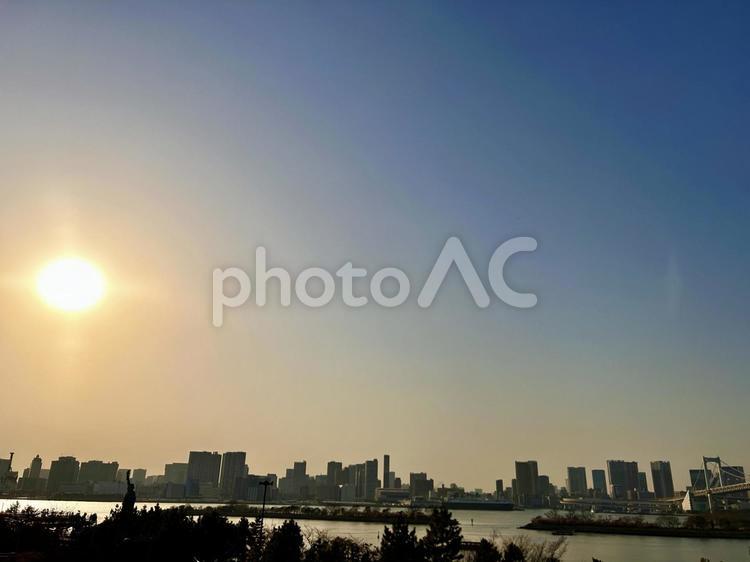 海とビルと夕陽(レインボーブリッジ) レインボーブリッジ,反射,マンションの写真素材