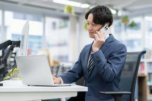 オフィスで仕事をする若いビジネスマン オフィスで仕事をする若いビジネスマン ビジネス,ビジネスマン,エンジニアの写真素材