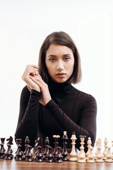 チェスの駒とカメラ目線の女性 チェスの駒とカメラ目線の女性 チェス,駒,女性の写真素材