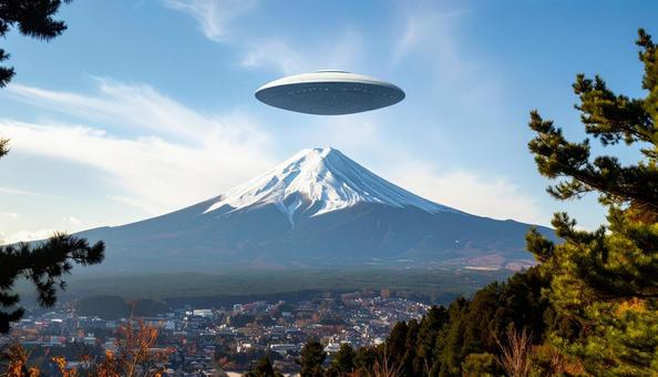 山の上を進むUFO 山の上を進むUFOの写真