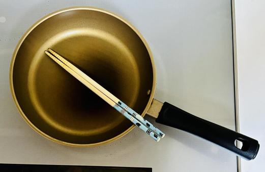 フライパンとお箸 フライパンとお箸 フライパン,調理器具,ihの写真素材