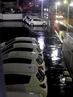 雨降りの夜、数台の車が停まる風景 車,自動車,駐車の写真素材