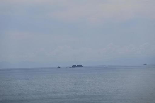 海と島と霞む山並みと空の風景 海と島と霞む山並みと空の風景の写真