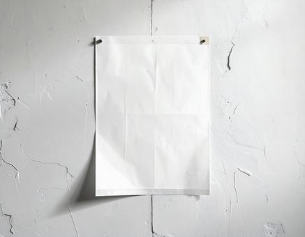 ひび割れた壁に皺のある白紙ポスター ひび割れた壁に皺のある白紙ポスターの写真