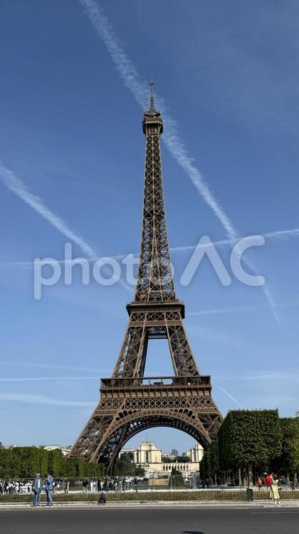 晴天のエッフェル塔と飛行機雲 エッフェル塔,タワー,エッフェルの写真素材
