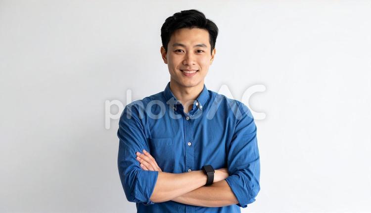 青シャツで笑顔の男性が腕組むポートレート 男性,アジア人,日本人の写真素材