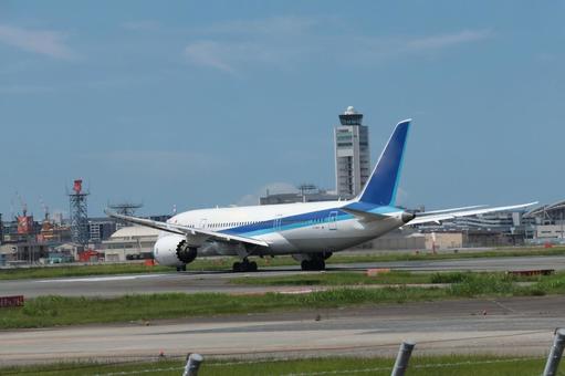 夏の真昼、明るい光に照らされる福岡空港 夏の真昼、明るい光に照らされる福岡空港の写真