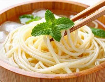 細いうどん 冷たい麺 細いうどん 冷たい麺の写真