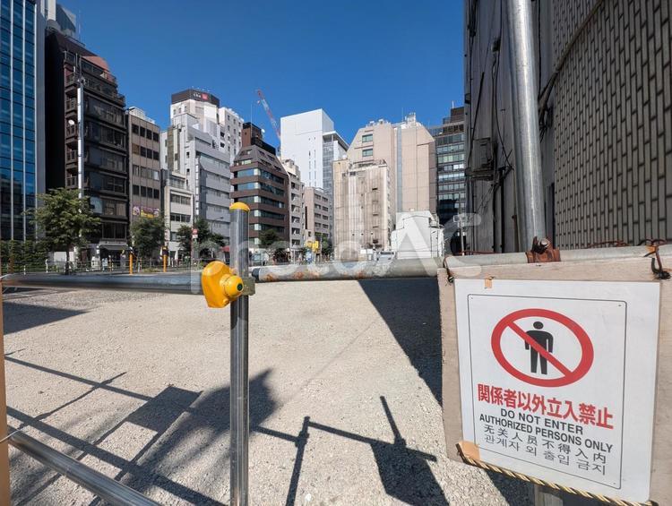 オフィス街の空き地 空き地,建設予定地,土地の写真素材