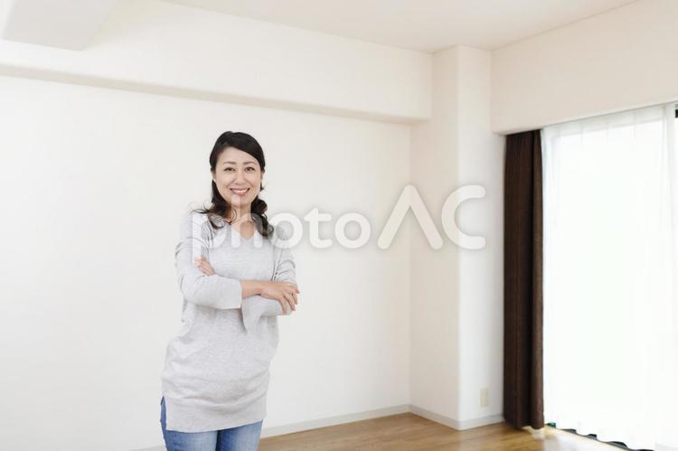 女性と住宅イメージ 住宅,家,建築の写真素材