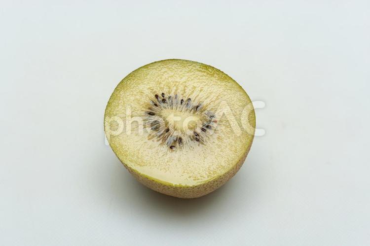 半分に切られたキウイ フルーツ,ブツ撮り,物撮りの写真素材