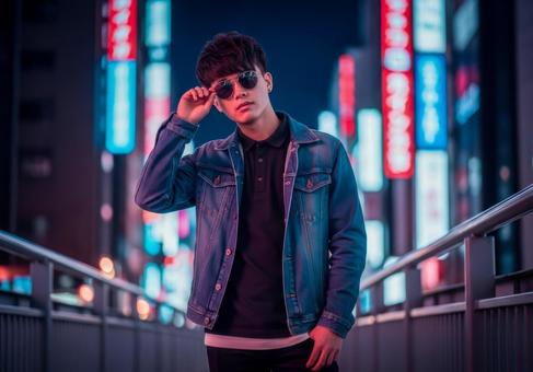 都会の夜、クールなデニムジャケットの男性 都会の夜、クールなデニムジャケットの男性の写真
