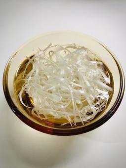 白髪ネギとガラスのボウル 白髪ネギとガラスのボウル ネギ,白髪ネギ,野菜の写真素材