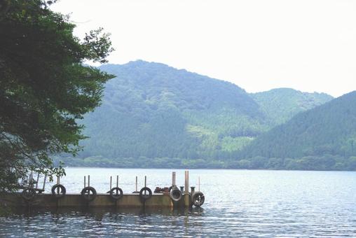 芦ノ湖の湖畔 芦ノ湖の湖畔の写真