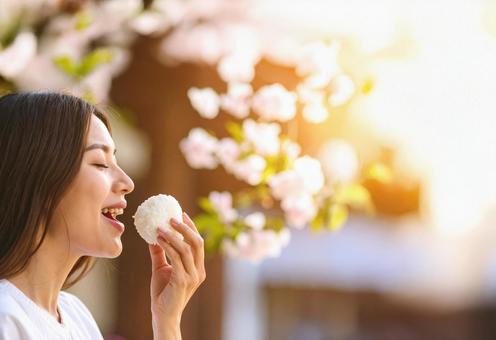 おにぎりを持つ若い女性 おにぎりを持つ若い女性の写真