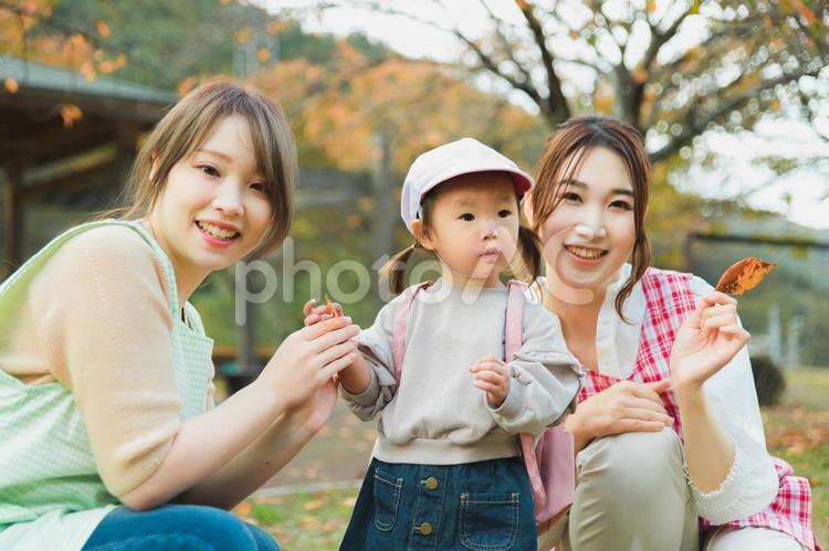 散歩・遠足する保育士の女性と園児・子供 保育園,託児所,幼稚園の写真素材