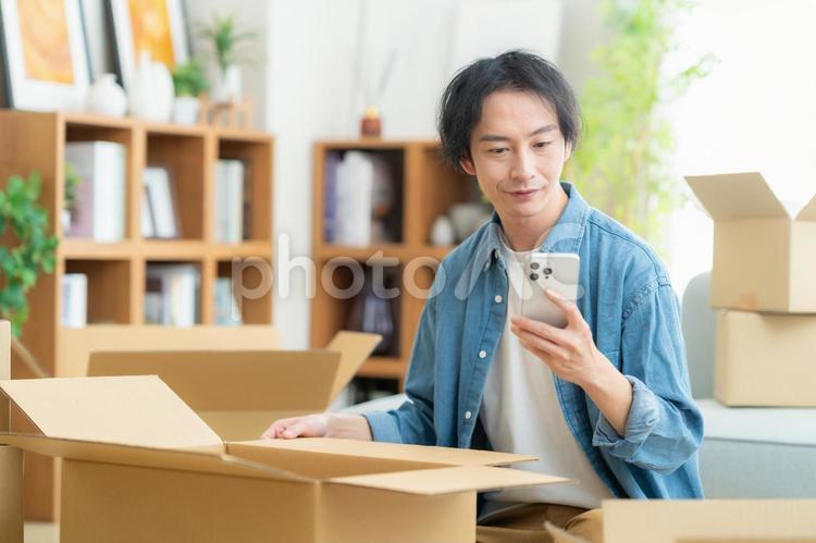 引越しをする若い男性 引越し,男性,引っ越しの写真素材