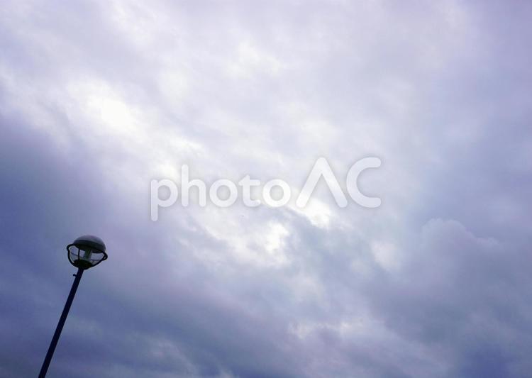 曇り空と街灯 空,曇り,暗いの写真素材